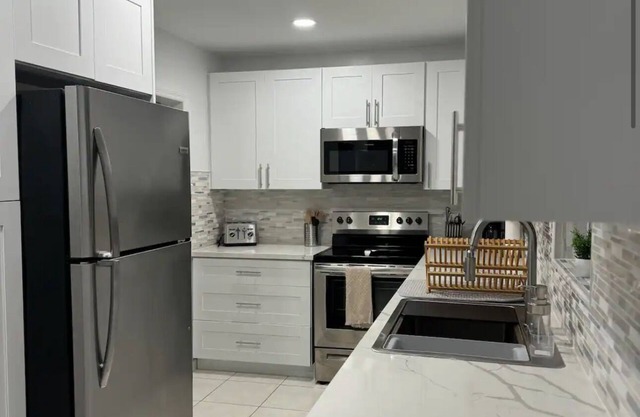 Cozy 2-bedroom townhome in peaceful Bimini with AC, WiFi
