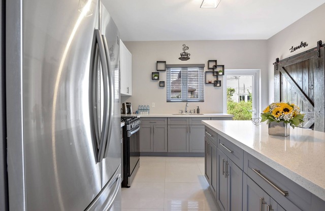 Cozy 2-bedroom townhome in welcoming Nassau with WiFi, AC