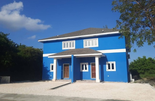 Cozy 2-bedroom townhome in lovely gated community in Nassau with WiFi and AC.