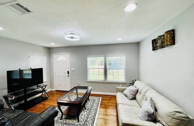 Cozy 2-bedroom townhome in charming Dallas with WiFi, AC