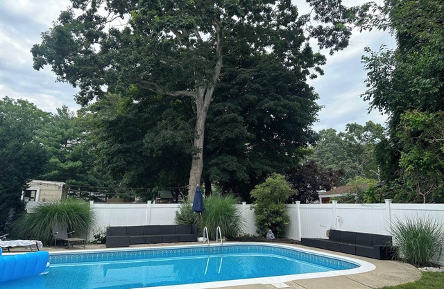 Cozy 2-bedroom, 1-bathroom house in beautiful East Providence/Riverside.