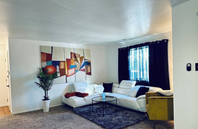 Cozy 2-bedroom condo with AC, nestled in South Salt Lake City.