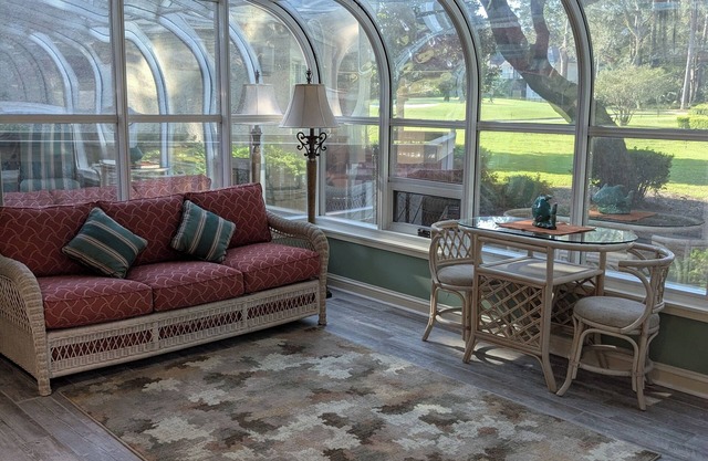 Cozy 2-bedroom condo with sunroom on a beautiful golf course St. Simons Island.