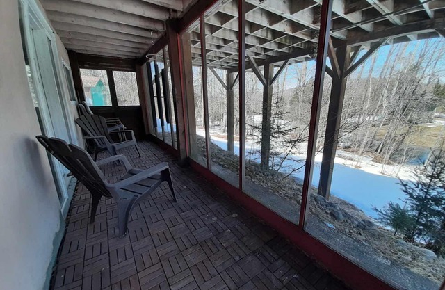 Cozy 2 bedroom with fireplace and small swimmable lake 15 min from Mt Tremblant