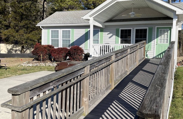 Cozy 2-bedroom waterfront bungalow with crabbing pier and boat ramp