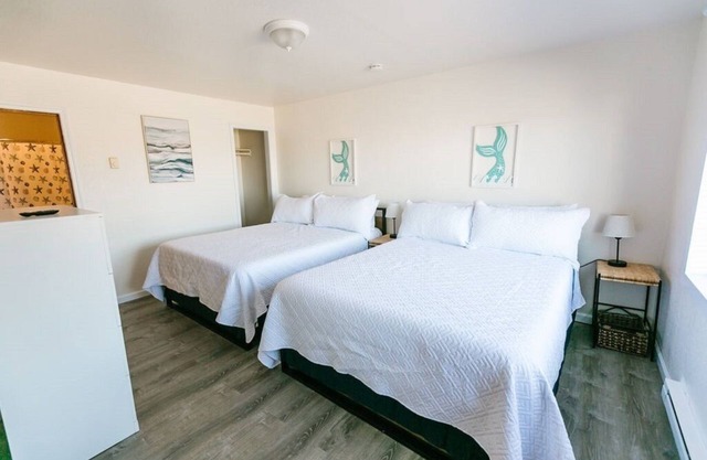 Cozy 2 Bedroom with Full Kitchen One Block from the Ocean!!