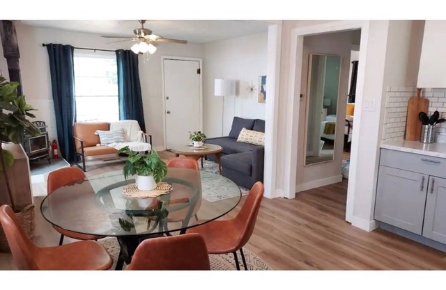 Cozy 2 Bedroom with Mid-Century & Farmhouse Vibes