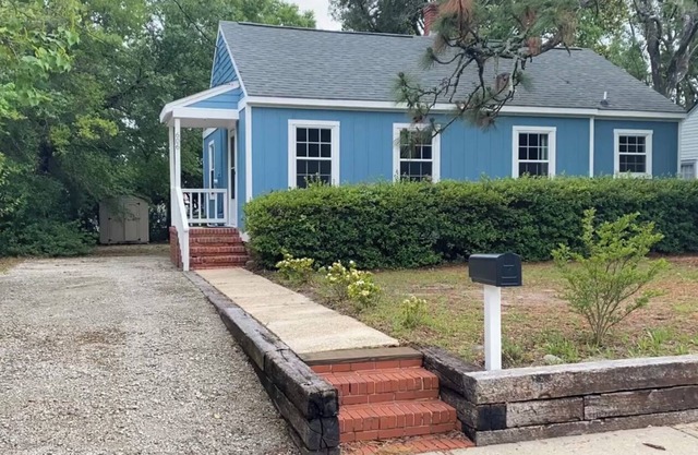 Cozy 2 Bedroom with yard 7min from downtown 15min from both Beaches