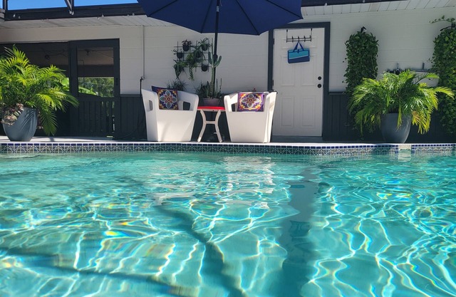 Cozy 2-beds Family Friendly Apt w/ Pool, Full Kitchen in Downtown Kissimmee
