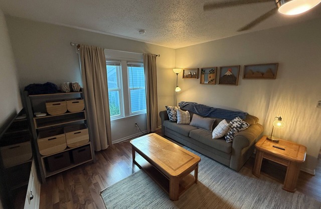Cozy 2-BR/1Bath House Near Hilton, Jack Trice, Iowa State in Central Ames