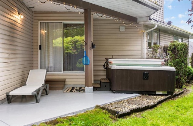 Cozy 2 BR basement suite w/ Hot Tub + Home Gym