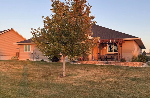 Cozy 2 br Home - Fireplace, Man Cave, Office, & Heated Garage Spaces
