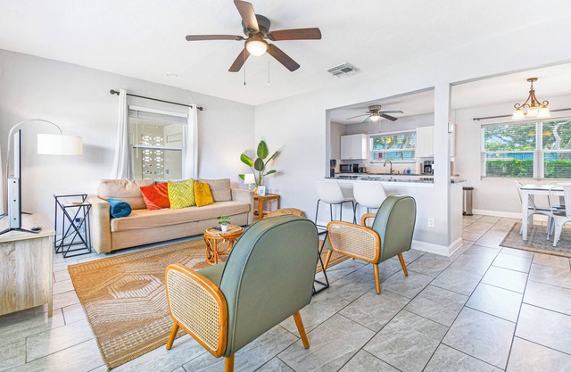 Cozy 2 BR Home, walking distance to Crystal Beach/Park - Quaint Family Getaway!