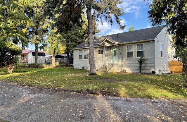 Cozy 2 BR House w/Large Yard, Near Bus/Light Rail (Airbnb SuperHost)