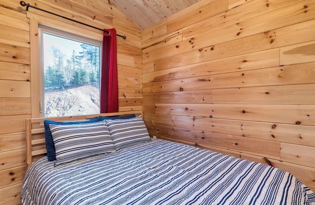 Cozy 2 BR Log Cottage w/ Firepit Bbq,close to lakes, vineyards, zipline & Skiing