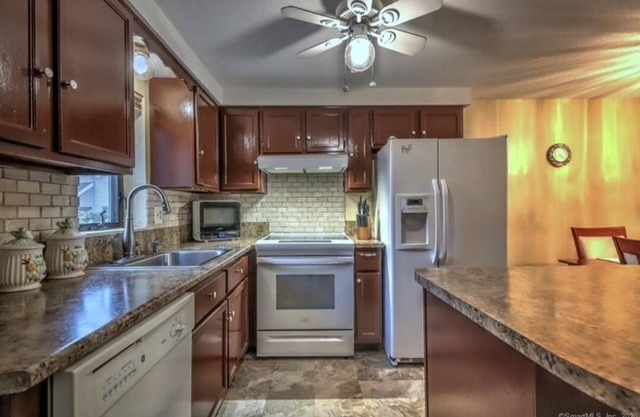COZY 2 BRM TOWNHOME WITH SURROUNDING STATE PARKS FOR HIKING/PET FRIENDLY