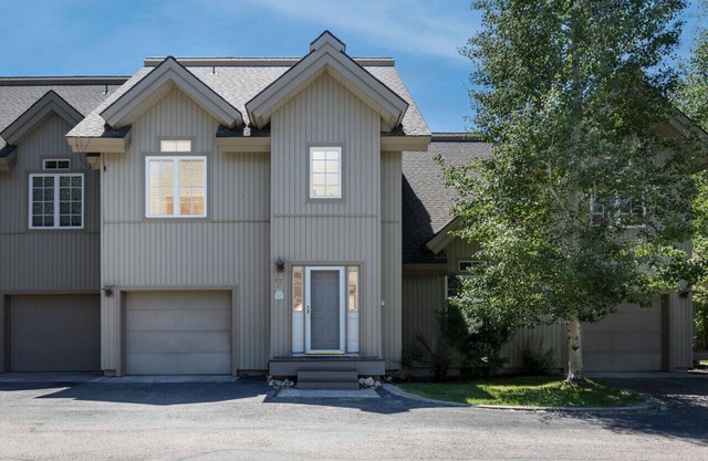 Cozy 2 level townhome with scenic views - SR # 47
