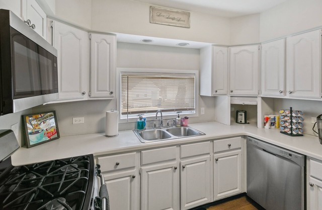 Cozy 2-Story House Near Downtown Libertyville
