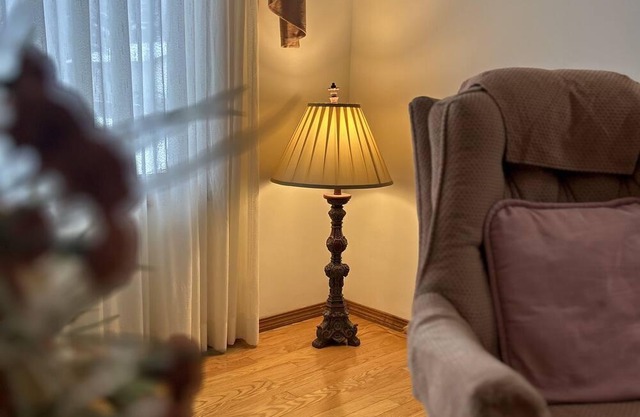Cozy 201-room in welcoming Regina with WiFi, AC at Shannon Rd& Deergrove Crt