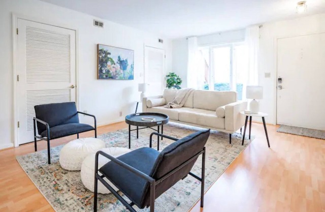 Cozy 2B/1.5BA condo in desirable Crescent Hill