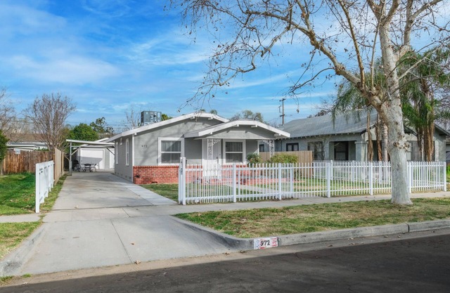 Cozy 2B/1Bth w Spacious Parking inside Fence