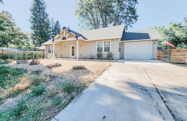Cozy 2B/2B brand new oasis close to everything in Shady Cove!