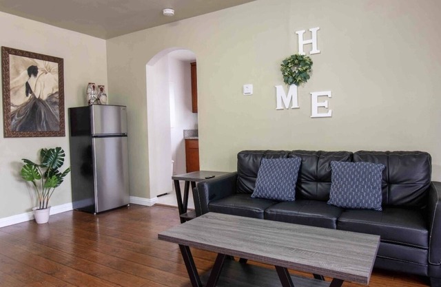 Cozy 2B1B Retreat: Great Transit & Quiet Street