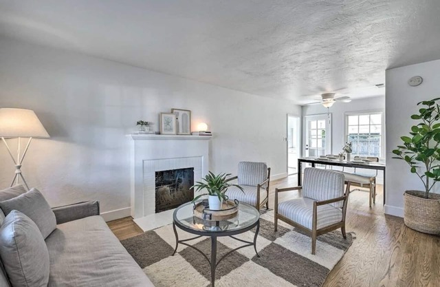 Cozy 2BD 1B bungalow + King Bed near Sutter Park