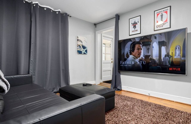 Cozy 2bd/1bth +80" TV Movie Room
