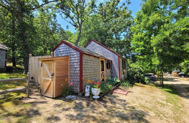 Cozy 2BD Cottage-DUCTLESS MINI-SPLITS, Patio, Short Drive to Truro Beaches & Attractions