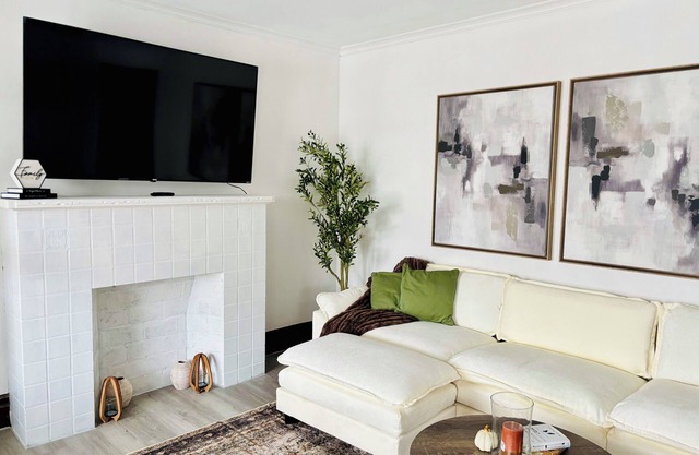Cozy 2BD Retreat with Parking | 8 min to Niagara falls| Hot Shower, 65” TV