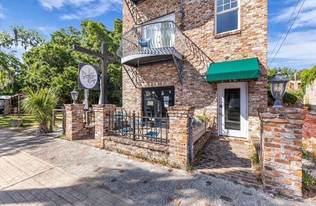Cozy 2bed, 2bath loft in downtown Darien, GA! Enjoy a master room with a balcony view of the river.