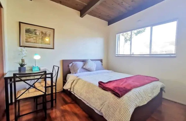 Cozy 2BR 1Bath w/ Parking near Univ of Berkeley