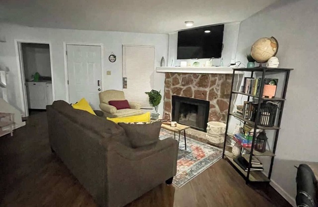 Cozy 2BR/2BA apt close to Siegen & Woman’s!