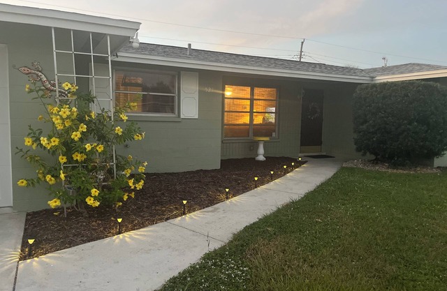 Cozy 2BR/2BA Venice Getaway – Sleeps 6 Modern beach house close to beaches