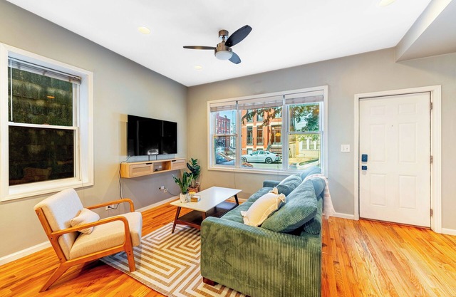 Cozy 2BR-2BTH Oasis Near West Loop-Downtown Chicago!