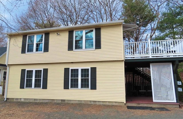 Cozy 2BR apartment just 1 mile from downtown Northampton with AC!
