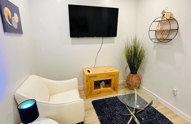 Cozy, 2BR apt., fully furnished!