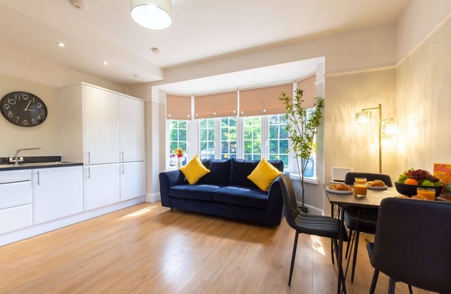 Cozy 2BR Apt w/ Modern Amenities