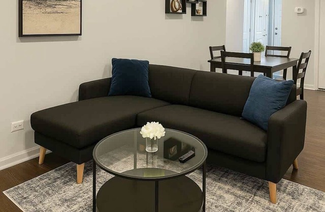 Cozy 2BR Apt w/ Washer & Dryer