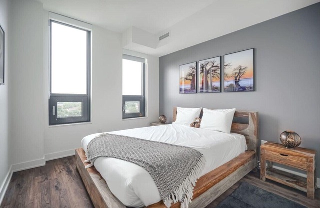 Cozy 2BR Apt with City Views, Near Lake Aquitaine