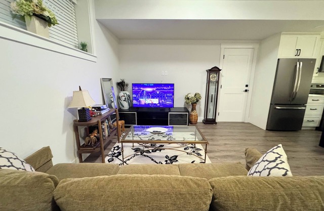Cozy 2BR basement suite 5 mins from Elgin Park