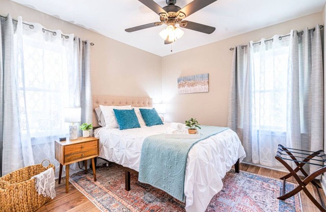 Cozy 2BR Bungalow in the Heart of the Historic District Convenient to Downtown