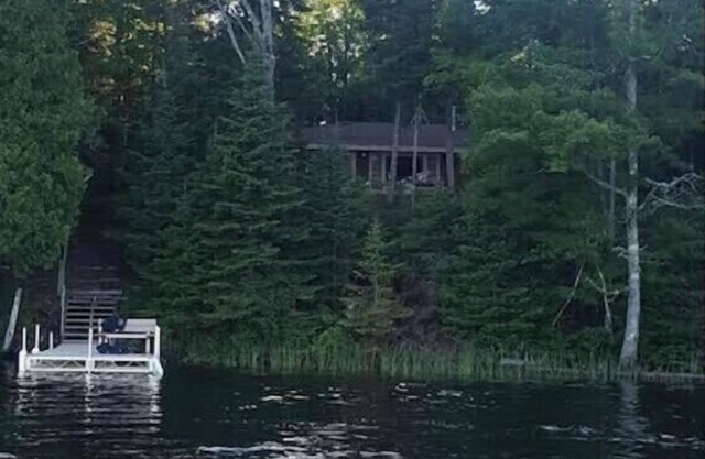 Cozy 2BR Cabin on 450 acre Fisher Lake: Bear Bottom Hideaway!