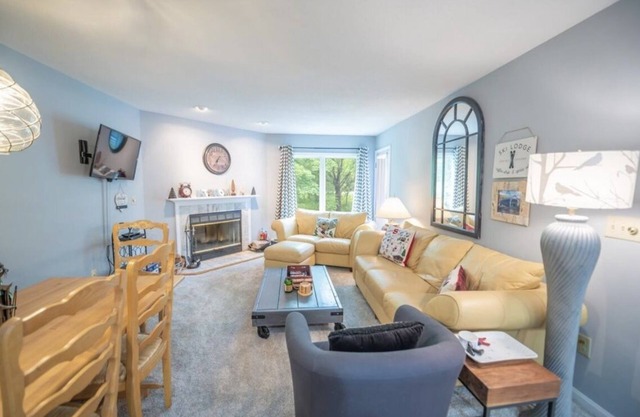 Cozy 2BR Condo Walking Distance to Mount Snow