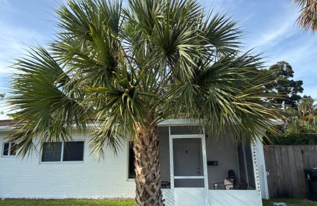 Cozy 2BR Family-Friendly Apt with Porches & Yard — 15 mins to Fort L’dale Beach!