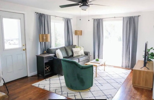 Cozy 2BR Getaway & Sleep 6 | The Emerald City Bungalow