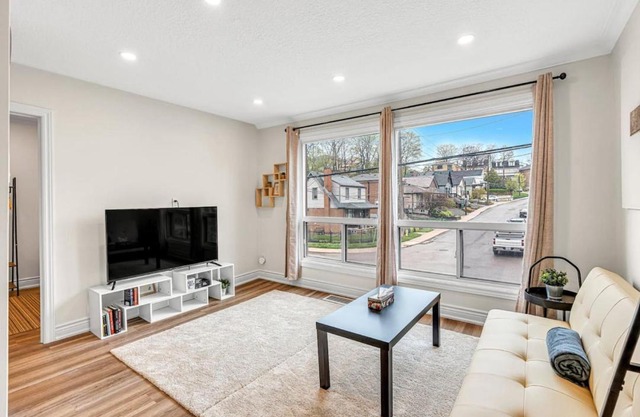 Cozy 2BR Home with Workspace Toronto Retreat
