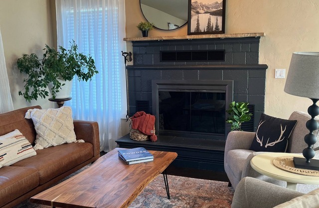 Cozy 2BR “Mountain Cottage”- Centrally located in the heart of Eagle