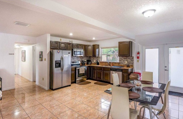 2BR Comfort Stay High-Speed Wi-Fi Pets OK